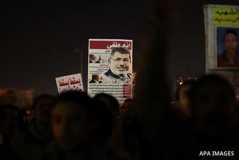 Protesters opposing Egypt's President Mohamed Mursi shout slogans as they demonstrate in front of the presidential palace in Cairo December 18, 2012. Opponents of Mursi staged protests in Cairo on Tuesday against an Isla...