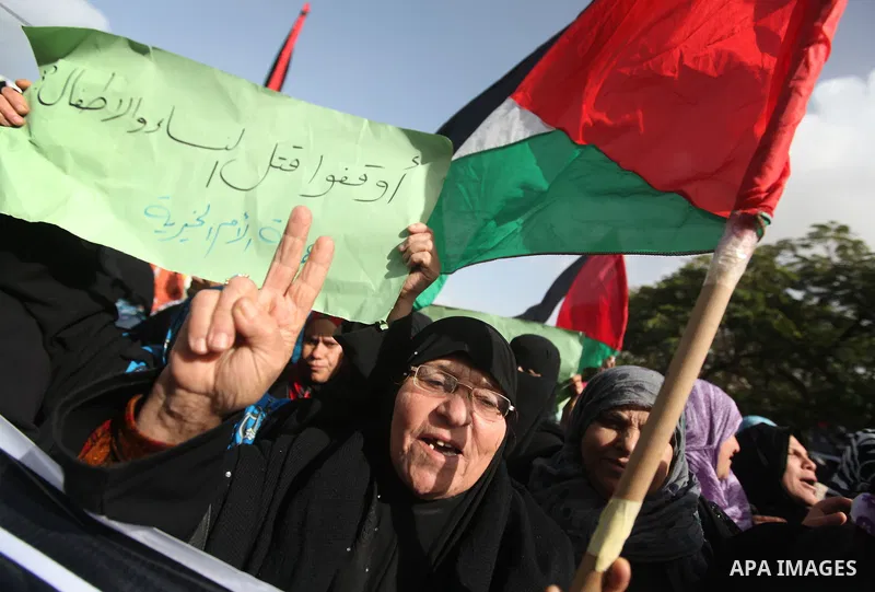 Palestinian women chant slogans during a protest calling for stop against women violence by Israeli forces in Gaza City, on Dec. 20, 2012. Photo by Majdi Fathi