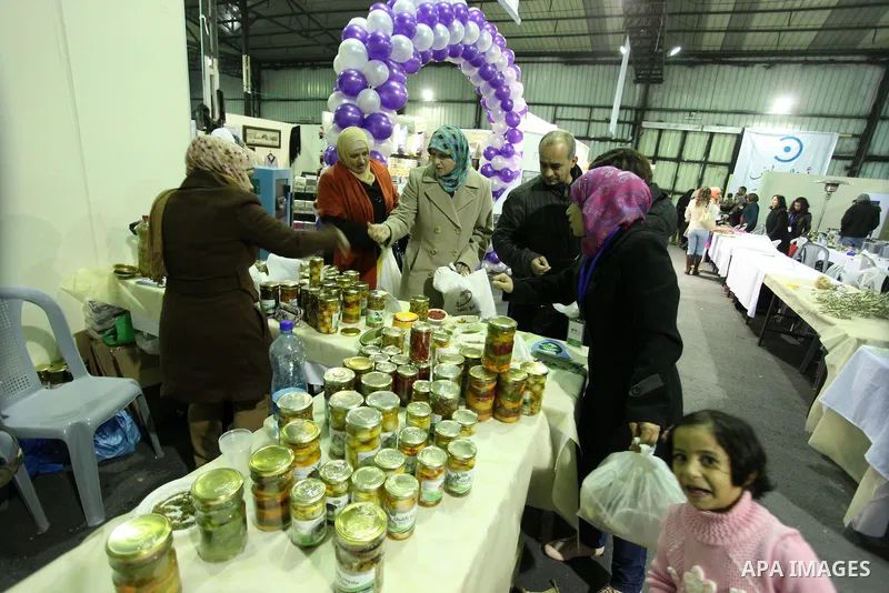 Palestinians attend the opening of the first winter shopping festival in the West Bank city of Ramallah, 21 December 2012. Photo by Issam Rimawi