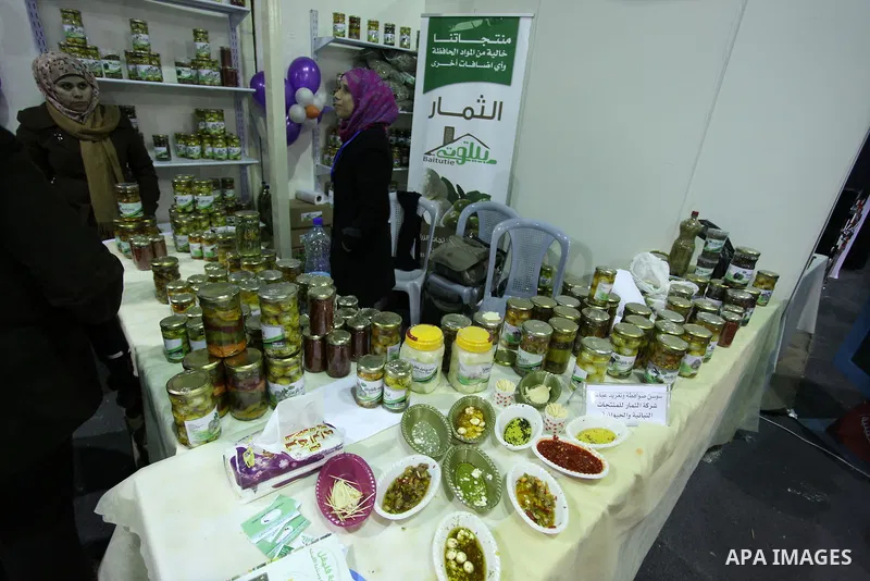 Palestinians attend the opening of the first winter shopping festival in the West Bank city of Ramallah, 21 December 2012. Photo by Issam Rimawi
