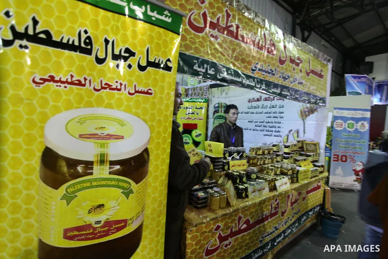 Palestinians attend the opening of the first winter shopping festival in the West Bank city of Ramallah, 21 December 2012. Photo by Issam Rimawi