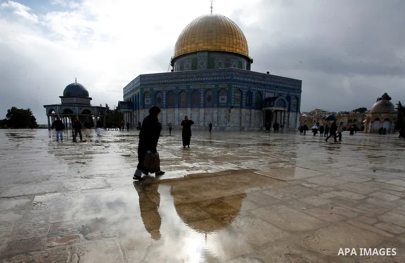 Palestinian worshippers walk in front of the Dome of the Rock mosque following Friday prayer at al-Aqsa mosque, Islam's third holiest site, in the old city of Jerusalem on December 21, 2012. Photo by Mahfouz Abu Turk