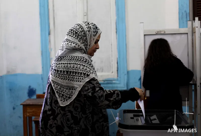 An Egyptian woman casts her ballot at a polling station during the second round of a referendum on a new draft constitution in Giza, south of Cairo, on December 22, 2012. Egyptians are voting in the final round of a refe...