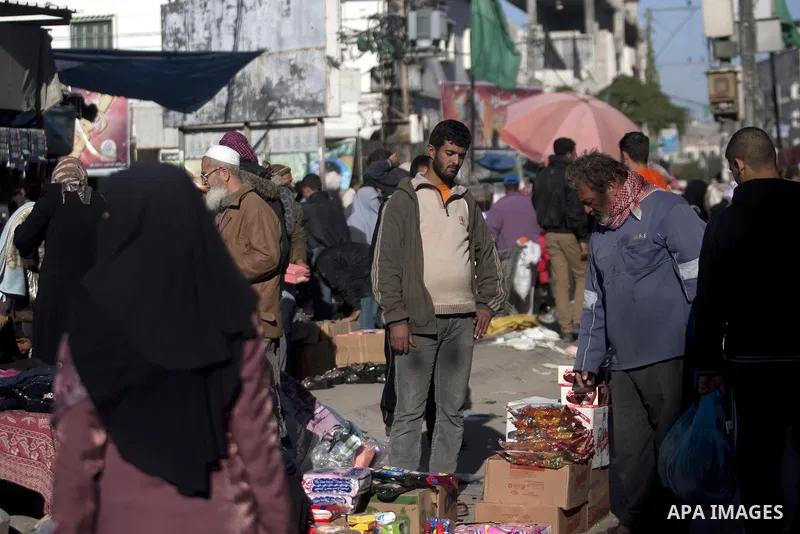 Palestinians shop at the saturday's popular market in Rafah southern Gaza strip on 22 December 2012. Normal life in Gaza resumed remarkably fast after a ceasefire agreement was announced following eight days of cross bor...