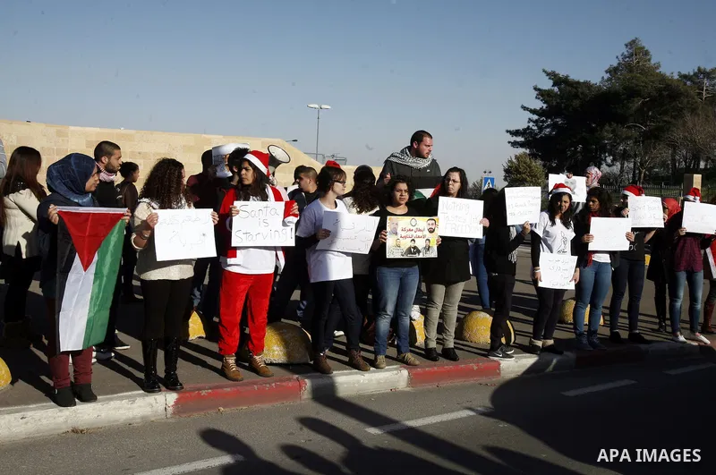 Protesters hold placards during a demonstration in Jerusalem calling for the release of Palestinian prisoners from Israeli jails December 23, 2012. Photo by Mahfouz Abu Turk