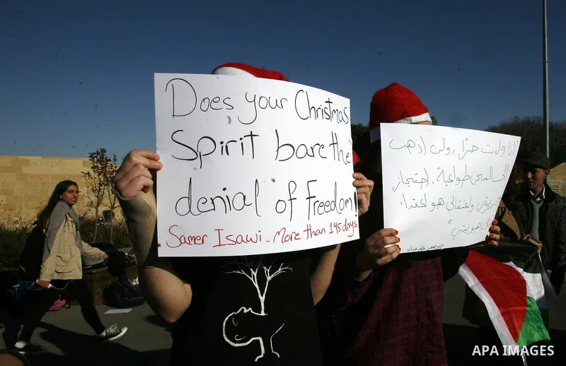 Protesters hold placards during a demonstration in Jerusalem calling for the release of Palestinian prisoners from Israeli jails December 23, 2012. Photo by Mahfouz Abu Turk