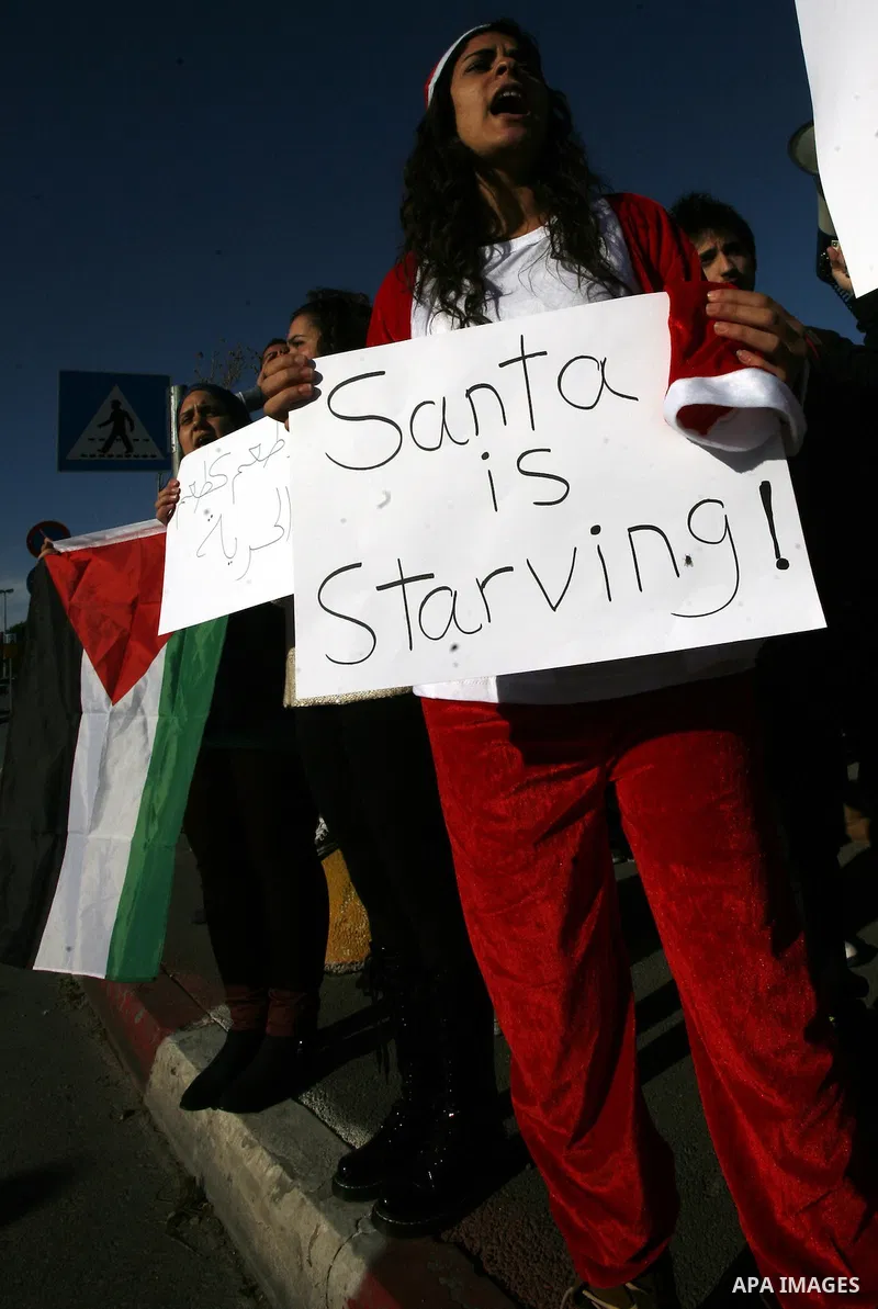 Protesters hold placards during a demonstration in Jerusalem calling for the release of Palestinian prisoners from Israeli jails December 23, 2012. Photo by Mahfouz Abu Turk