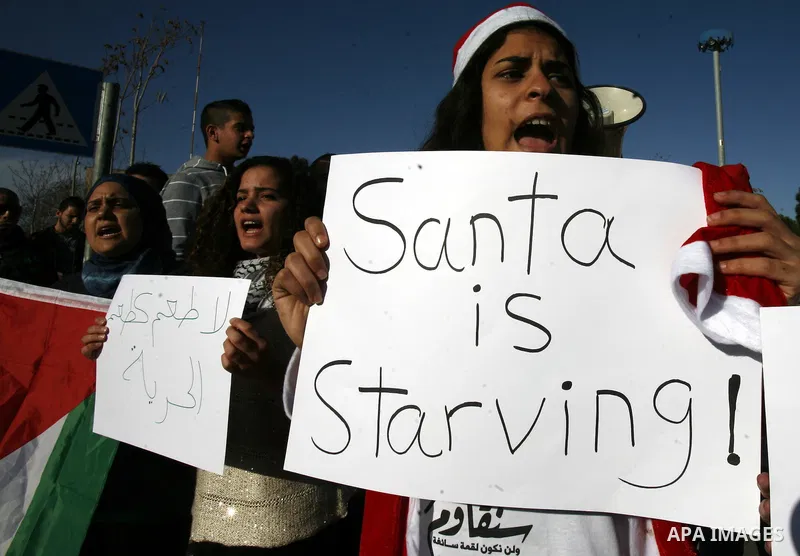 Protesters hold placards during a demonstration in Jerusalem calling for the release of Palestinian prisoners from Israeli jails December 23, 2012. Photo by Mahfouz Abu Turk
