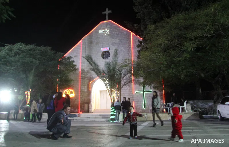 Palestinians Christian take part in the celebrations at a church of Deir Latin, during Christmas celebrations in Gaza city, on December 24, 2012. Photo by Ezz al-Zanoon