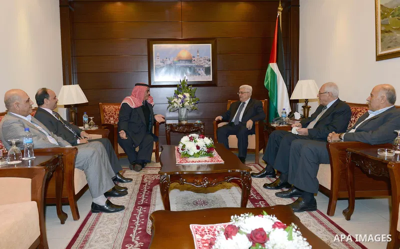 Palestinian President Mahmoud Abbas meets with former Jordanian Prime Minister Abdul Salam Majali in the West Bank city of Ramallah, on December 26, 2012. Photo by Thaer Ganaim