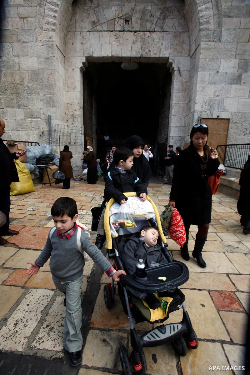 Palestinians shop at the market in Jerusalem's old city on December 29, 2012. Photo by Mahfouz Abu Turk