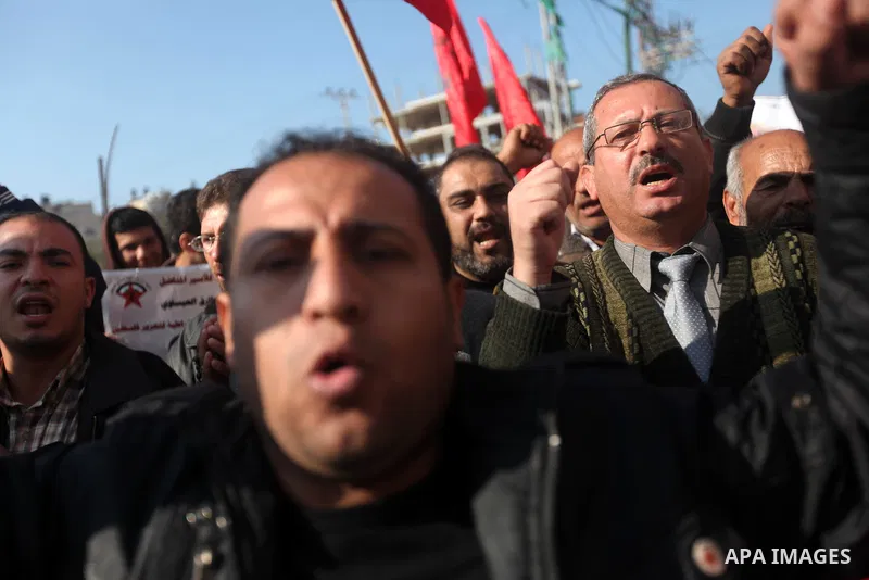 Palestinian demonstrators take part in a protest calling for the release of Palestinian prisoners from Israeli jails in Gaza city, December 30, 2012. Photo by Majdi Fathi