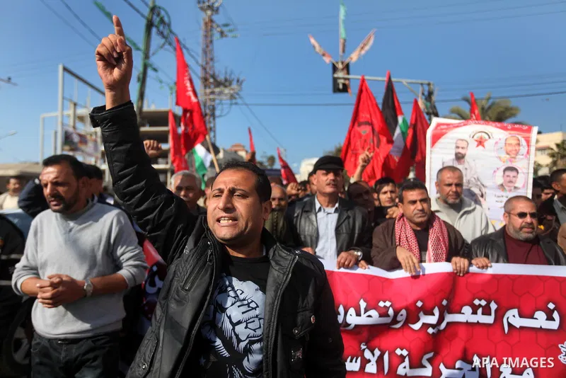 Palestinian demonstrators take part in a protest calling for the release of Palestinian prisoners from Israeli jails in Gaza city, December 30, 2012. Photo by Majdi Fathi