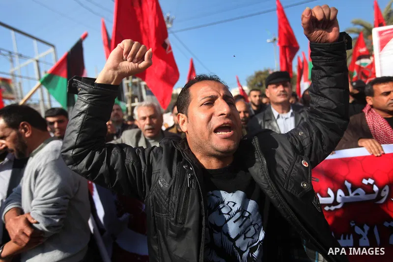 Palestinian demonstrators take part in a protest calling for the release of Palestinian prisoners from Israeli jails in Gaza city, December 30, 2012. Photo by Majdi Fathi
