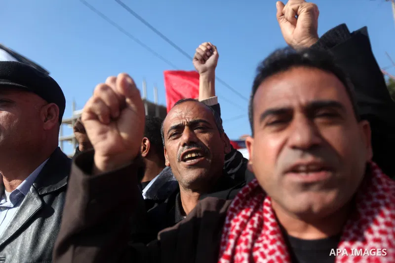 Palestinian demonstrators take part in a protest calling for the release of Palestinian prisoners from Israeli jails in Gaza city, December 30, 2012. Photo by Majdi Fathi