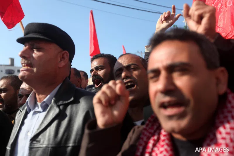 Palestinian demonstrators take part in a protest calling for the release of Palestinian prisoners from Israeli jails in Gaza city, December 30, 2012. Photo by Majdi Fathi