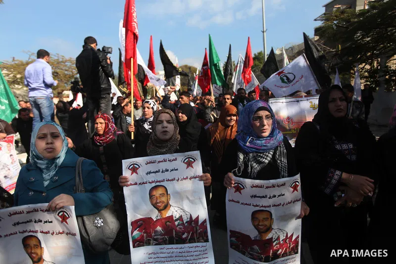 Palestinian demonstrators take part in a protest calling for the release of Palestinian prisoners from Israeli jails in Gaza city, December 30, 2012. Photo by Majdi Fathi