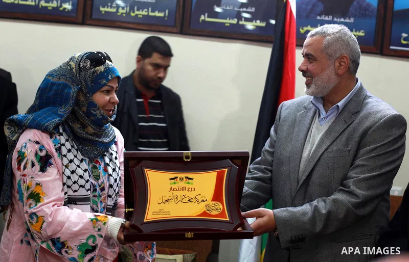 Palestinian Prime Minister in Gaza strip Ismail Haniyeh meets with the members of European aid convoy at his home in Gaza city on 09 January 2013. Photo by Ashraf Amra