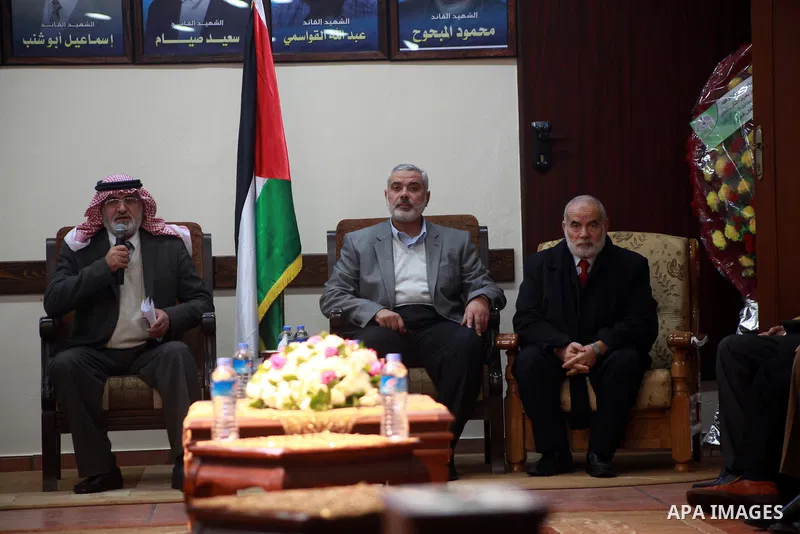 Palestinian Prime Minister in Gaza strip Ismail Haniyeh meets with the members of European aid convoy at his home in Gaza city on 09 January 2013. Photo by Ashraf Amra