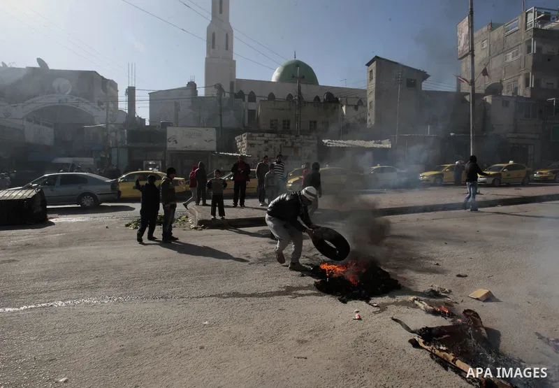 Palestinian gunmen claiming affiliation to Fatah's military wing protest against the imprisonment of their members by Palestinian security forces, in Balata camp eastern the West Bank city of Nablus on 15 January 2013. A...