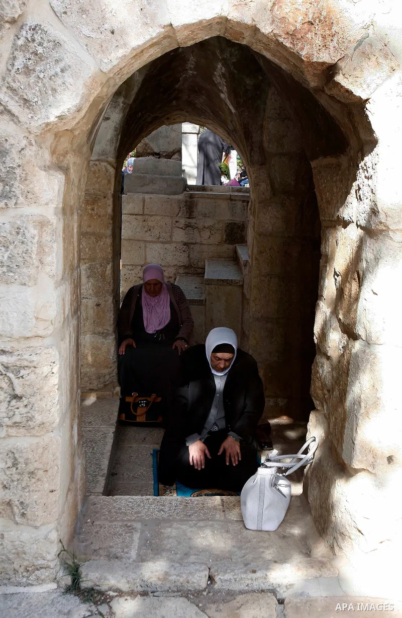 Palestinian worshippers attend friday prayers at al-Aqsa mosque, Islam's third holiest site, in Jerusalem's old city, January 18, 2013. Photo by Mahfouz Abu Turk