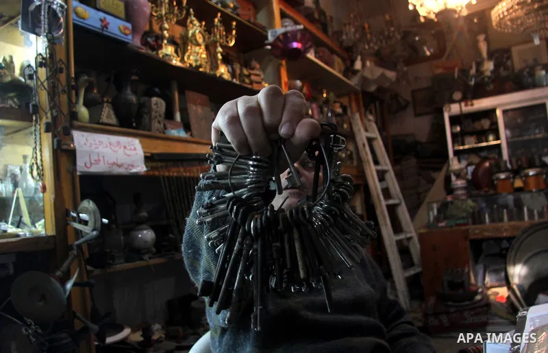 A Palestinian vendor displays old Palestinian refugee's keys since 1948, in his antiques store in Gaza city on January 20, 2013. Photo by Ezz al-Zanoon