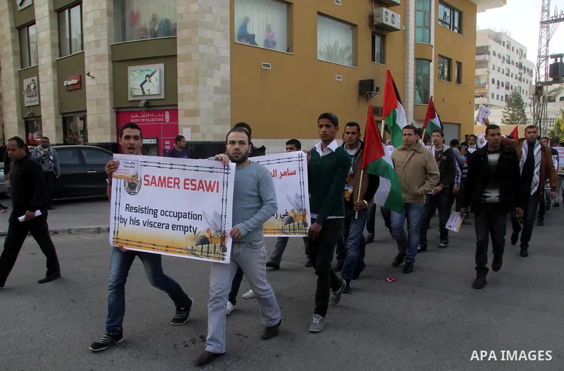 Palestinians take part in a protest against the death of a Palestinian detainee in an Israeli jail, in Gaza City February 25, 2013. Palestinian officials on Saturday demanded an international investigation into the death...
