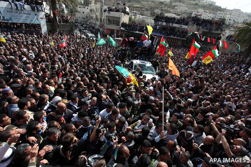 Palestinians carry the body of Arafat Jaradat during his funeral in the West Bank village of Se'eer, near Hebron February 25, 2013. Jaradat's death in an Israeli jail on Saturday and a hunger strike by four other Palesti...
