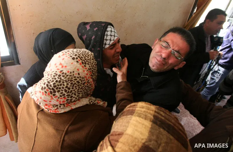 Palestinian relatives of Arafat Jaradat mourn during his funeral in the West Bank village of Se'eer, near Hebron February 25, 2013. Jaradat's death in an Israeli jail on Saturday and a hunger strike by four other Palesti...