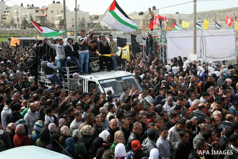 Palestinians carry the body of Arafat Jaradat during his funeral in the West Bank village of Se'eer, near Hebron February 25, 2013. Jaradat's death in an Israeli jail on Saturday and a hunger strike by four other Palesti...