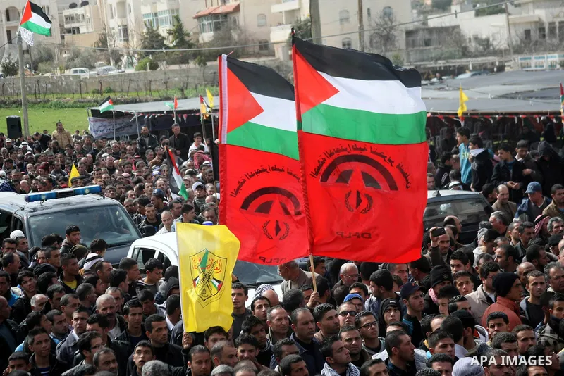 Palestinians carry the body of Arafat Jaradat during his funeral in the West Bank village of Se'eer, near Hebron February 25, 2013. Jaradat's death in an Israeli jail on Saturday and a hunger strike by four other Palesti...