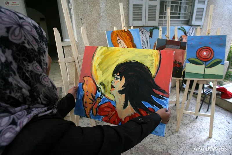 Palestinian students learn drawing in a cultural center in Gaza city on march 03, 2013. Photo by Eyad Al Baba
