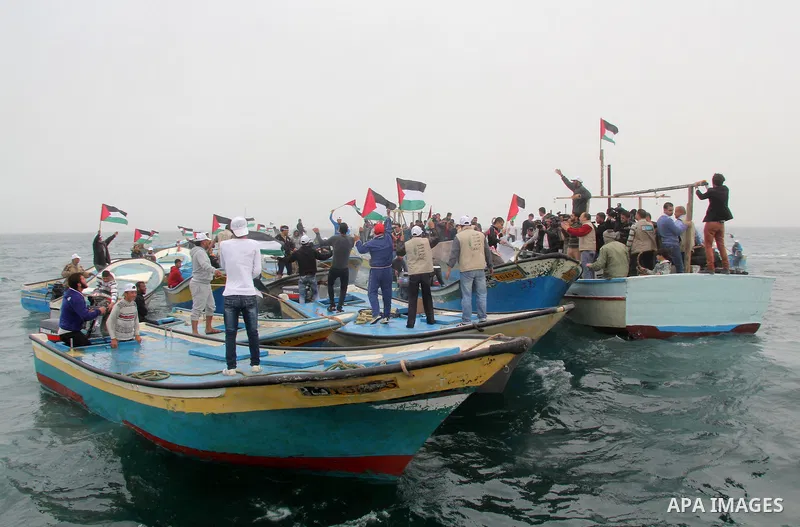 Palestinian fishermen take part in a protest against the attacks of Israeli army and confiscating their fishing boats, at Gaza sea port on 03 March 2013 . Photo by Ezz al-Zanoon