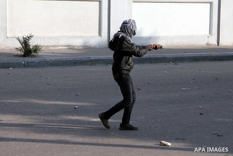 Anti-government protesters clash with security forces in Cairo, Egypt, 06 March 2013. According to the Egyptian Health Ministry on 06 March, at least 471 people were injured in overnight clashes between anti-government p...