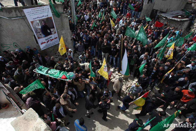 Palestinians carry the body of Mohammed Asfour, 22, during his funeral in the West Bank village of Aboud near Ramallah March 8, 2013. Asfour, shot by Israeli soldiers during a confrontation with stone-throwers in the occ...