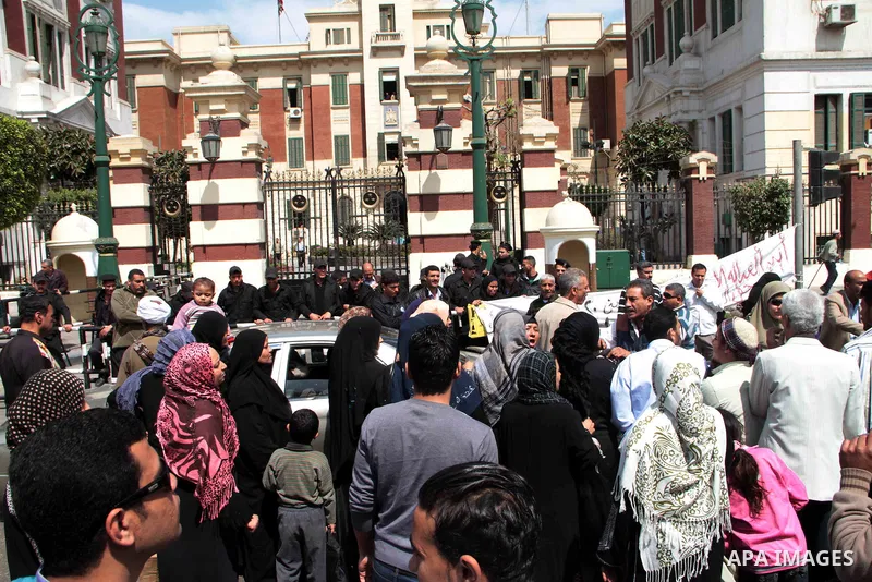 Egyptian protesters from Duwayqa demonstrate in from of Governorate building in Cairo on March 17, 2013 demanding the government to handed their new housing units. Photo by Tareq Gabas