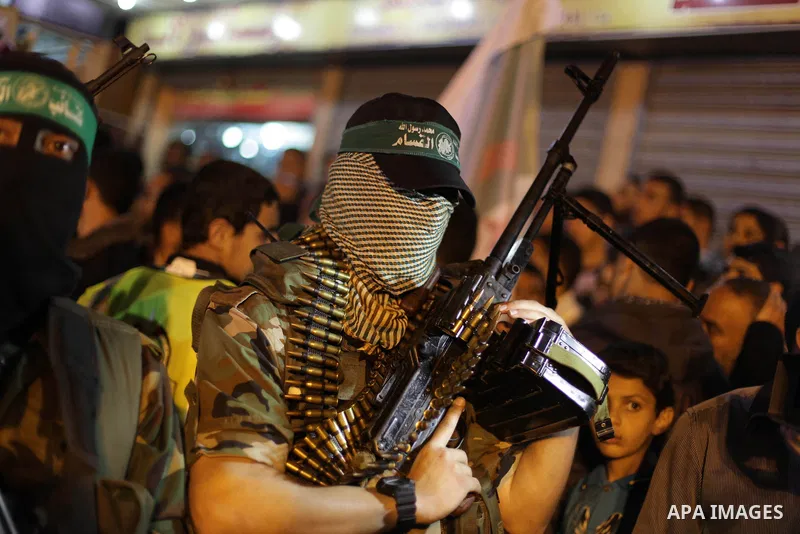 Hamas militants hold a mock coffin of Maysara Abu Hamdeya before a protest in the northern Gaza Strip April 2, 2013. Israeli prison guards fired tear gas to quell disturbances by Palestinian inmates on Tuesday after a pr...