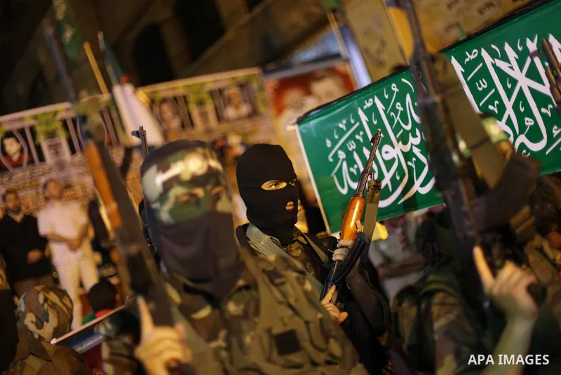 Hamas militants hold a mock coffin of Maysara Abu Hamdeya before a protest in the northern Gaza Strip April 2, 2013. Israeli prison guards fired tear gas to quell disturbances by Palestinian inmates on Tuesday after a pr...