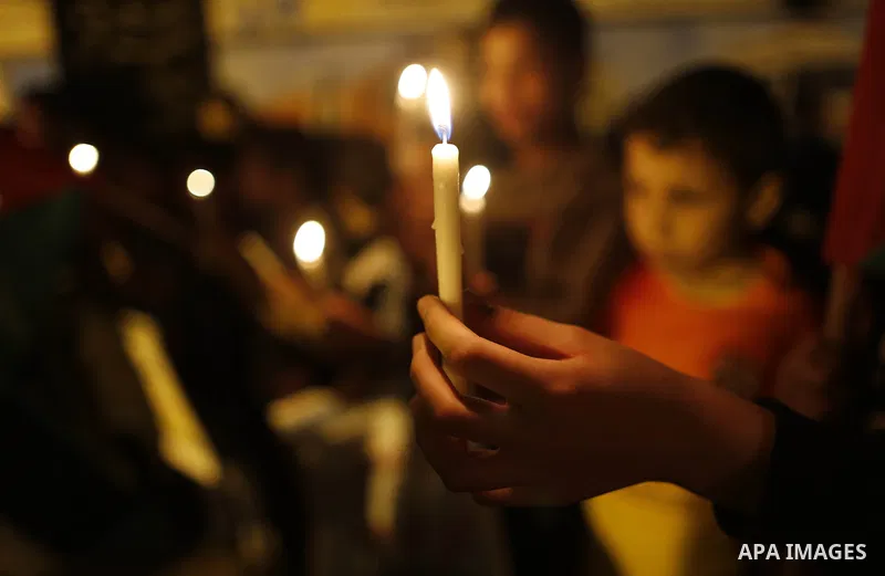 Palestinian children light candles during a rally to show solidarity with Palestinian prisoners inside Israeli jails, in Gaza City April 15, 2013. According to a Palestinian prisoners' association, at least 4900 Palestin...