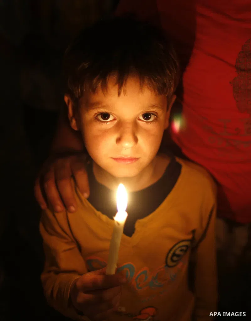 Palestinian children light candles during a rally to show solidarity with Palestinian prisoners inside Israeli jails, in Gaza City April 15, 2013. According to a Palestinian prisoners' association, at least 4900 Palestin...