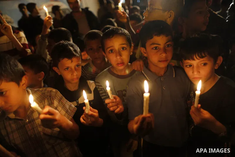 Palestinian children light candles during a rally to show solidarity with Palestinian prisoners inside Israeli jails, in Gaza City April 15, 2013. According to a Palestinian prisoners' association, at least 4900 Palestin...