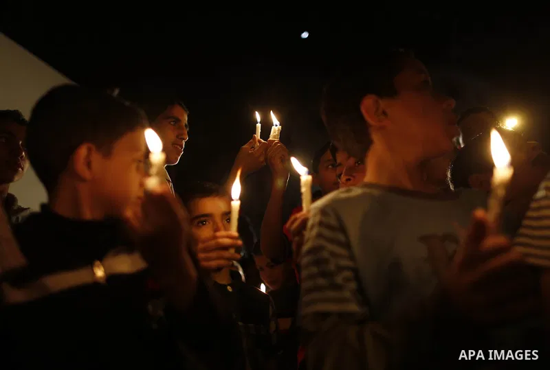 Palestinian children light candles during a rally to show solidarity with Palestinian prisoners inside Israeli jails, in Gaza City April 15, 2013. According to a Palestinian prisoners' association, at least 4900 Palestin...