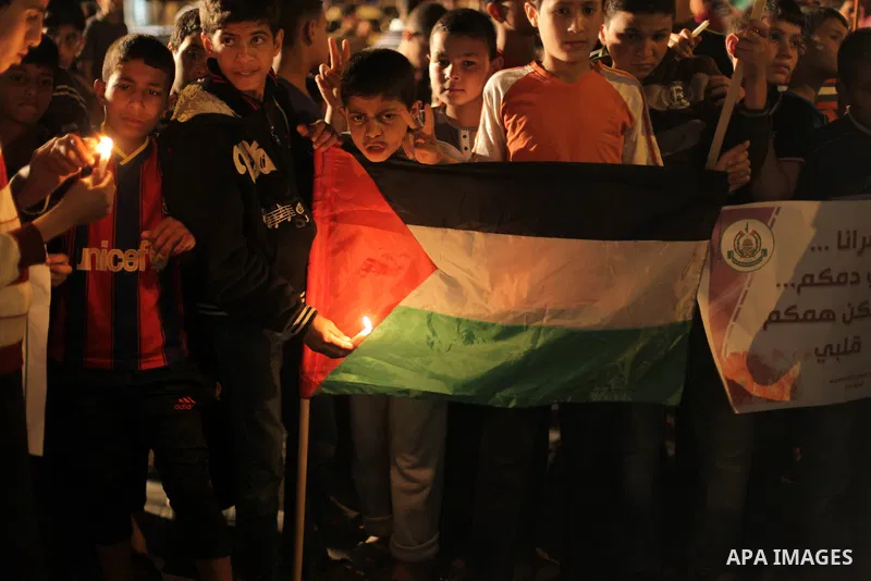 Palestinian children light candles during a rally to show solidarity with Palestinian prisoners inside Israeli jails, in Gaza City April 15, 2013. According to a Palestinian prisoners' association, at least 4900 Palestin...
