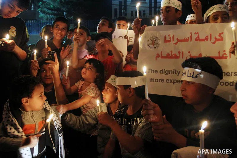 Palestinian children light candles during a rally to show solidarity with Palestinian prisoners inside Israeli jails, in Gaza City April 15, 2013. According to a Palestinian prisoners' association, at least 4900 Palestin...