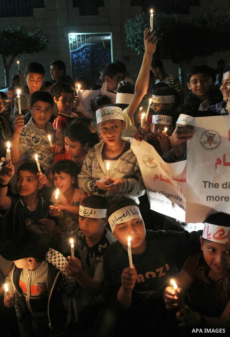 Palestinian children light candles during a rally to show solidarity with Palestinian prisoners inside Israeli jails, in Gaza City April 15, 2013. According to a Palestinian prisoners' association, at least 4900 Palestin...