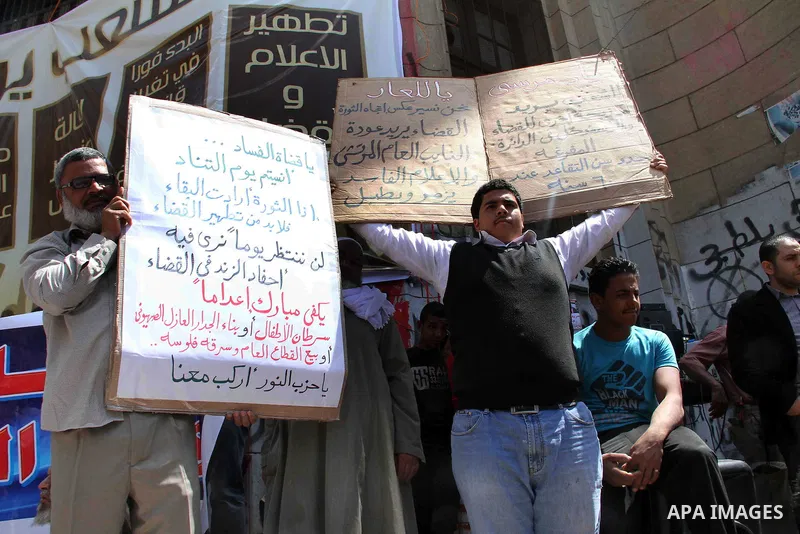 Supporters of Egyptian Muslim Brotherhood President Mohamed Morsi protest in front of the High Court in Cairo demanding a purge in the Egyptian judicial system on April 19, 2013. Photo by Tareq Gabas