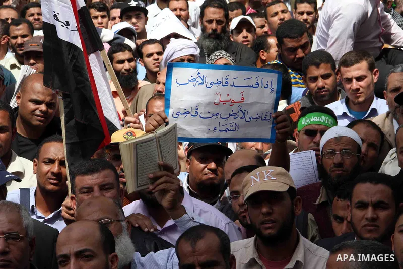 Supporters of Egyptian Muslim Brotherhood President Mohamed Morsi protest in front of the High Court in Cairo demanding a purge in the Egyptian judicial system on April 19, 2013. Photo by Tareq Gabas