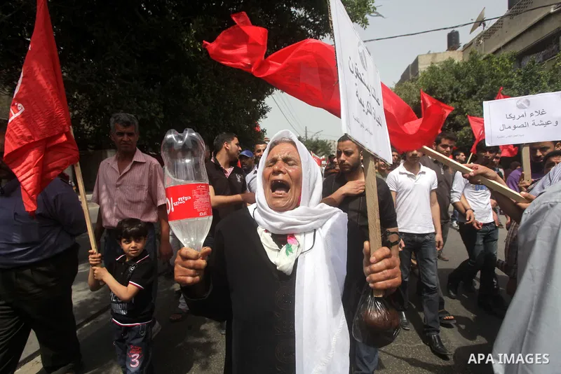 Palestinians take part in a rally marking international Labour Day, in Gaza city May 01, 2013. Photo by Ashraf Amra