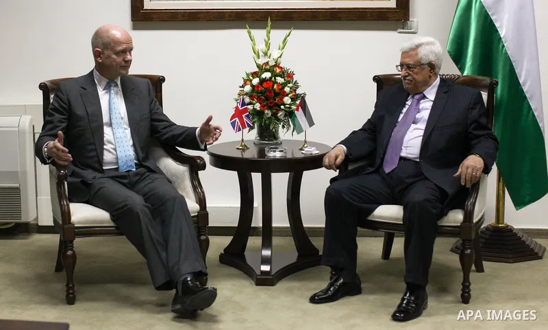 British Foreign Secretary William Hague (L) meets with Palestinian President Mahmoud Abbas in the West Bank city of Ramallah, May 23, 2013. apaimages/Atef Safadi/Pool