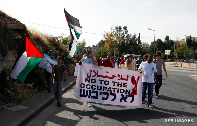 Solidarity foreigners, Palestinians and Israelis protest in solidarity with the people of the Sheikh Jarrah neighborhood during their weekly march of solidarity, in Jerusalem May 24, 2013. Photo by Sliman Khader